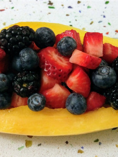Una foto de Papaya y frutas del bosque