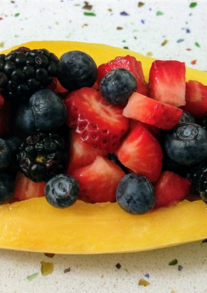 Una foto de Papaya y frutas del bosque