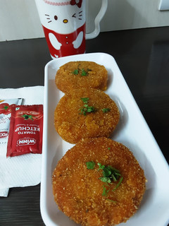 વેજ‌ આલુ ચીઝ‌ ટીક્કી(Veg Aloo Cheese Tikki Recipe in Gujarati) રેસીપી મુખ્ય ફોટો