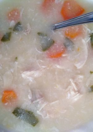 Una foto de Sopa de pollo sana
