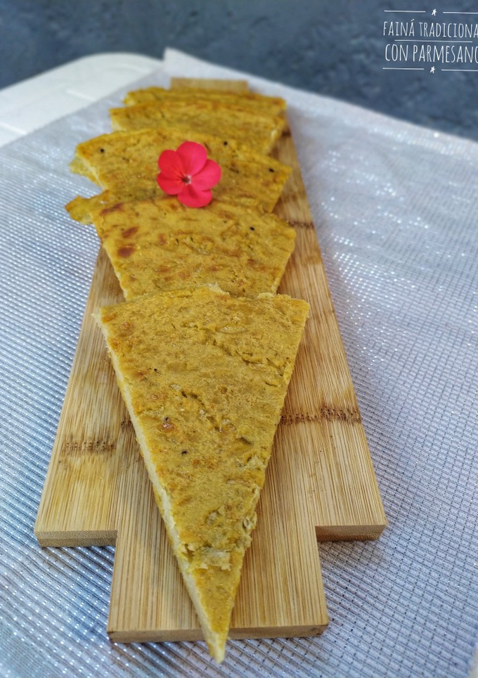 Una foto de Fainá tradicional con parmesano