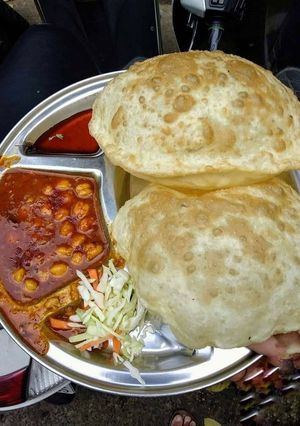 छोले पूरी (chole Poori recipe in Hindi) रेसिपी मुख्य फोटो