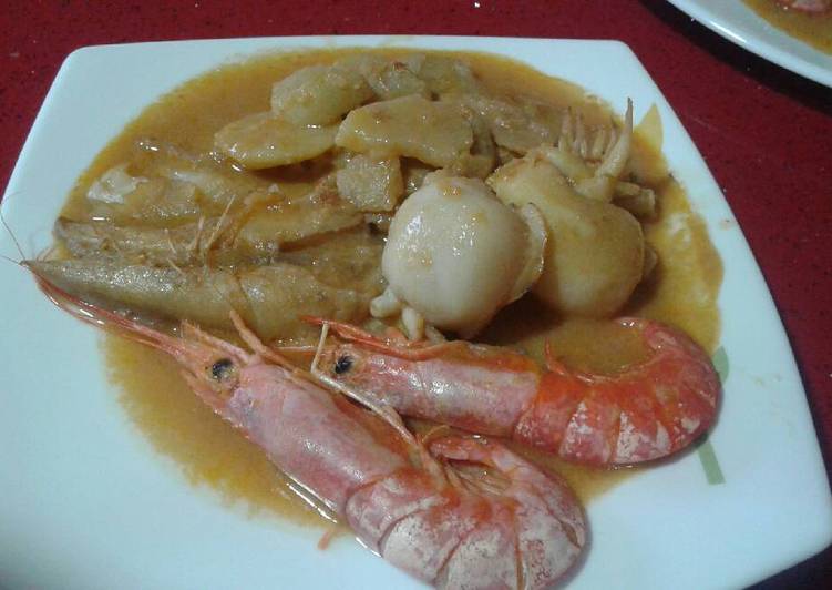 Rape con sepia y gambas