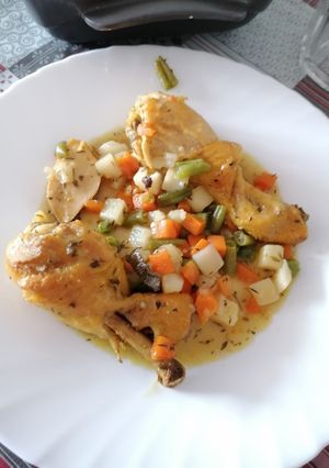 Foto principal de 2.Muslos de pollo con ensaladilla fácil en Horno