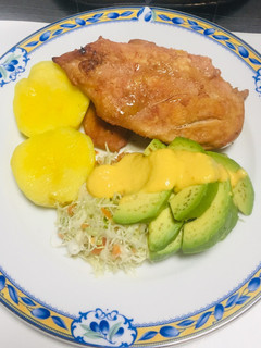 Una foto de Pechuga de pollo a la plancha con ensalada!!