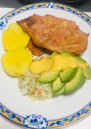Una foto de Pechuga  de pollo a la plancha con ensalada!!