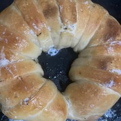 A picture of Cheesy chicken bread.