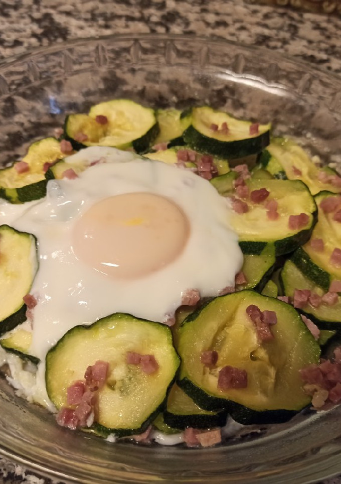Una foto de Calabacín con jamón y huevo en microondas