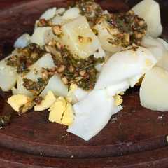 Una foto de Ensalada de papá, huevo al chimichurri