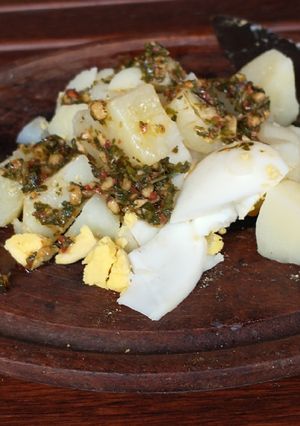 Una foto de Ensalada de papá, huevo al chimichurri
