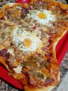 Una foto de Pizza de salchichas, huevo y atún