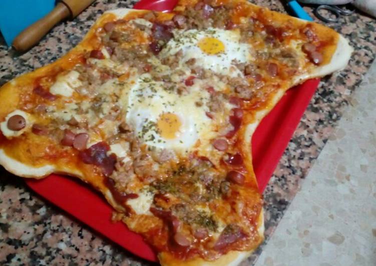 Pizza de salchichas, huevo y atún