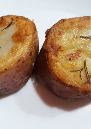 Una foto de Papas salteadas al romero