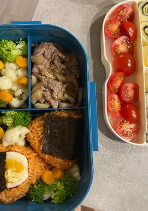 Hình của món Bento box 14: cơm nắm gochujang + trứng cuộn + thịt bò xào + rau củ.