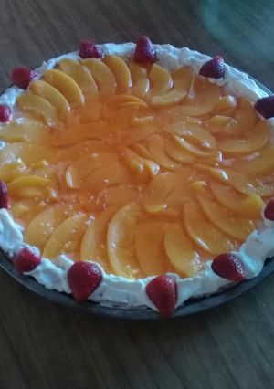 Una foto de Tarta de duraznos 🍑🍑🍓