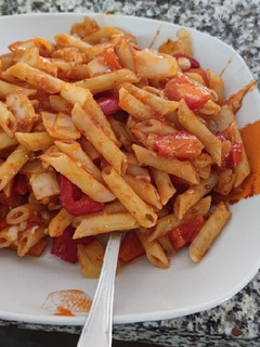 Una foto de Macarrones con albahaca y mozzarella