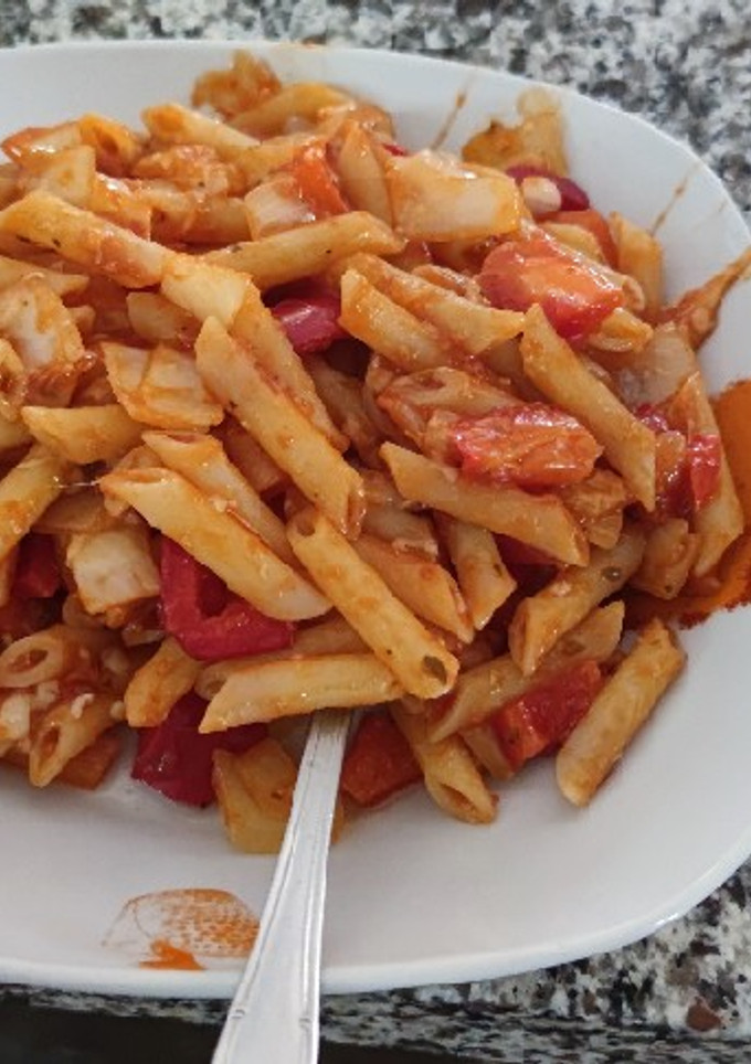 Una foto de Macarrones con albahaca y mozzarella