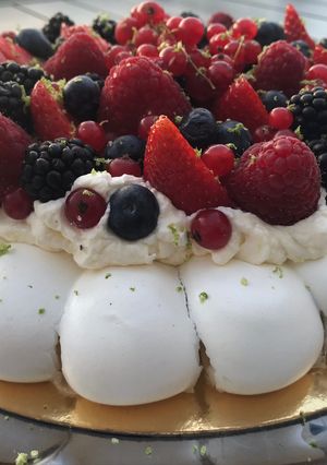 Une photo de Pavlova aux Fruits rouges