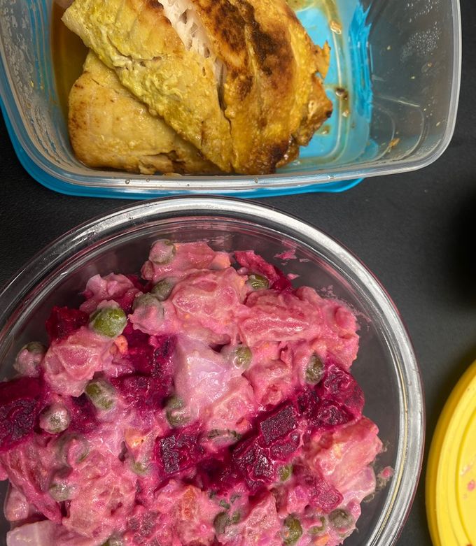 Una foto de Ensalada rusa con pescado en salsa de naranja