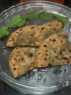 पालक के पराठे (palak ke parathe recipe in Hindi) रेसिपी मुख्य फोटो