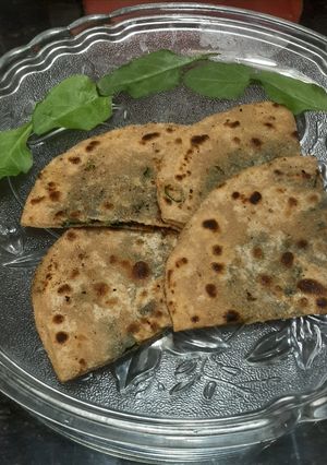 पालक के पराठे (palak ke parathe recipe in Hindi) रेसिपी मुख्य फोटो