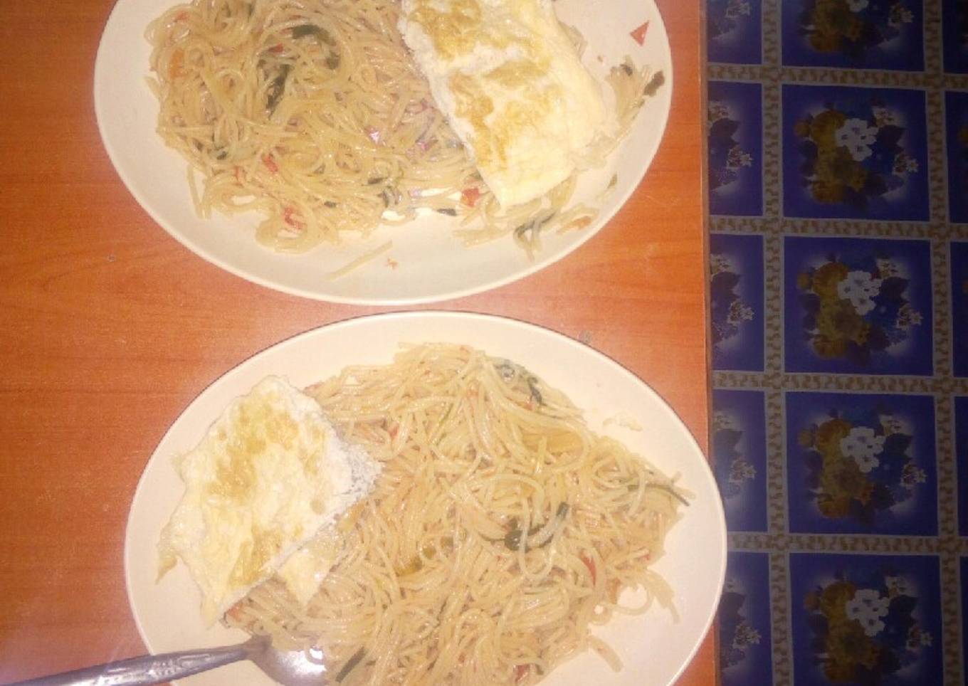 Spaghetti,fried egg😊