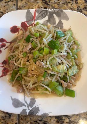A picture of Stir-Fried Bean Sprouts with Luffa Gourd.