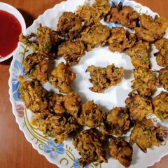 Prawns, spinach, onions mixed pakoras 🦐🥬🧅 A picture of Prawns, spinach, onions mixed pakoras 🦐🥬🧅.