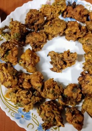 A picture of Prawns, spinach, onions mixed pakoras 🦐🥬🧅.