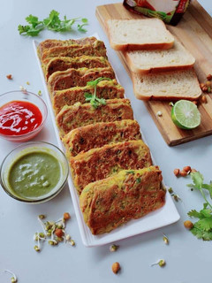 हैल्थी ओट्स स्प्राउट्स टोस्ट (Healthy oats sprouts toast recipe in Hindi) रेसिपी मुख्य फोटो