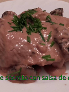 Una foto de Medallones de secreto con salsa de ciruelas pasas*