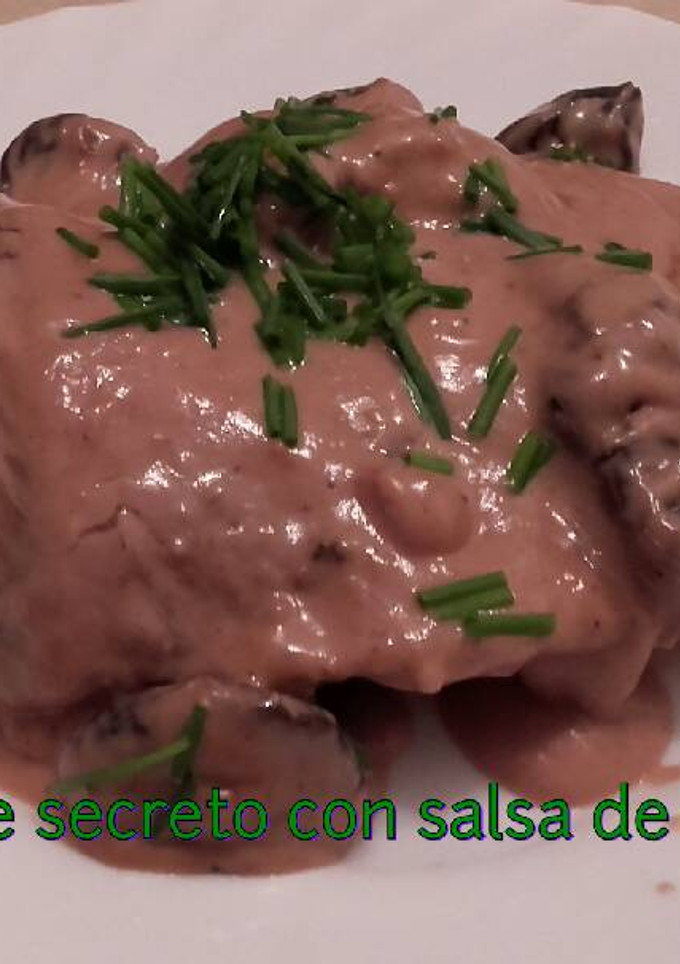 Una foto de Medallones de secreto con salsa de ciruelas pasas*