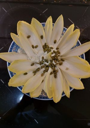 Una foto de Endivias con salsa roquefort y pipas de calabaza