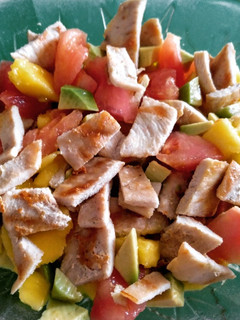 Una foto de Ensalada de mango y aguacate con pollo