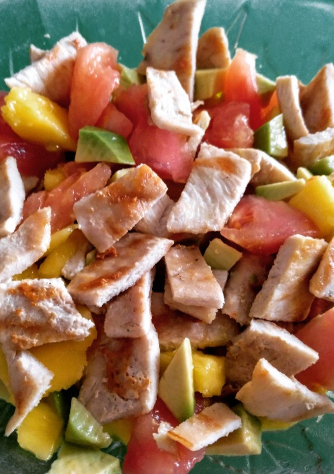 Una foto de Ensalada de mango y aguacate con pollo
