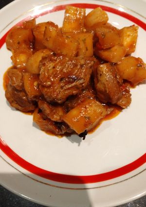 Una foto de Estofado de cerdo y mandioca