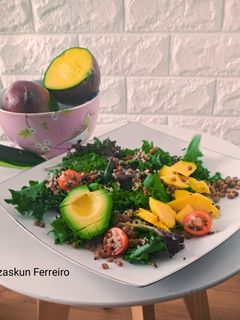 Una foto de Ensalada de lentejas y quinoa con mango