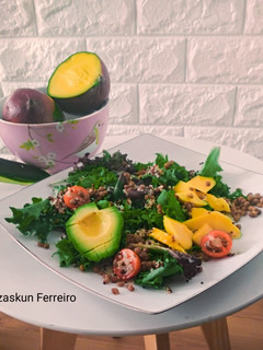 Una foto de Ensalada de lentejas y quinoa con mango