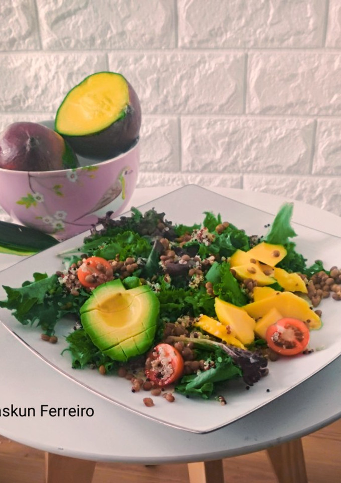 Una foto de Ensalada de lentejas y quinoa con mango