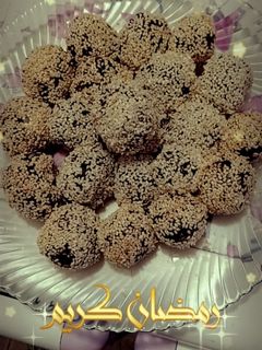 صورة لوصفة كرات التمر بال سمسم