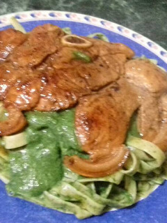 Una foto de Fetuccini al pesto con chuleta acaramelada #7