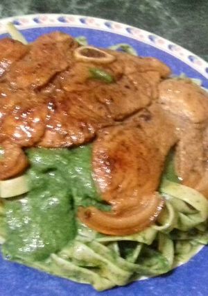 Una foto de Fetuccini al pesto con chuleta acaramelada #7