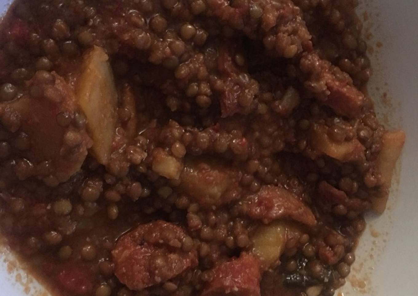 Lentejas con chorizo y panceta oreada