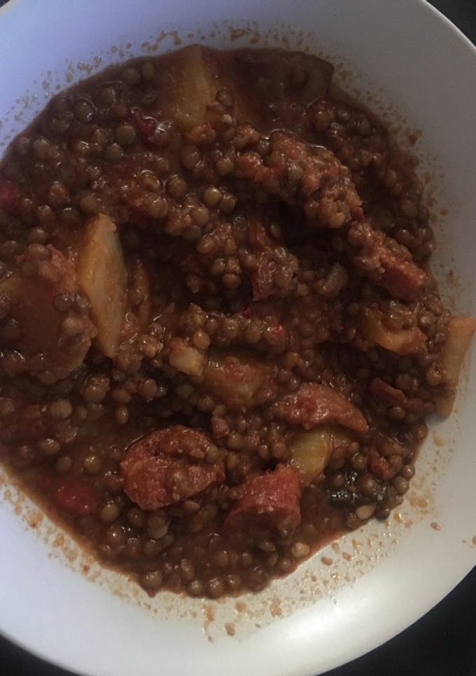 Una foto de Lentejas con chorizo y panceta oreada