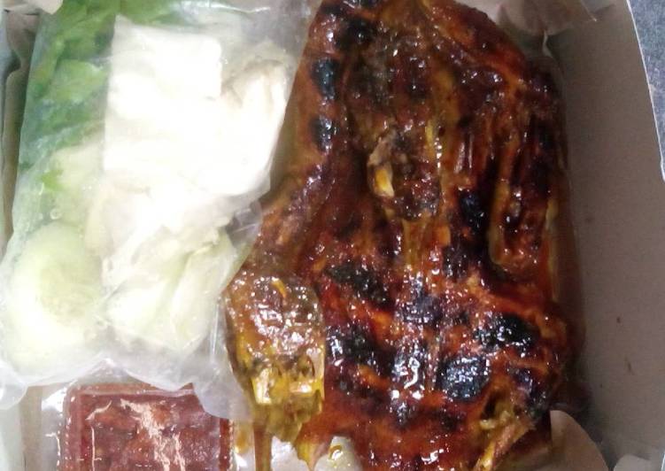 Cara Menyiapkan Bebek Bakar bumbu rujak Bikin Ngiler