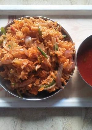 शेजवान फ्राईड राईस (Leftover rice recipe) (Schezwan fried rice recipe in marathi) रेसिपी चे मुख्य फोटो 