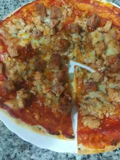 Una foto de Pizza de bull blanco con atún