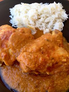 Una foto de Contra muslos de pollo con salsa de coco y melocotón