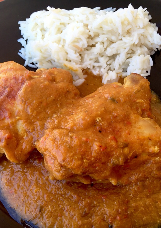 Una foto de Contra muslos de pollo con salsa de coco y melocotón