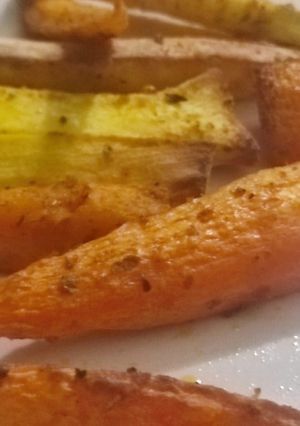 Una foto de Palitos veganos de Mandioca y zanahoria en la freidora de aire
